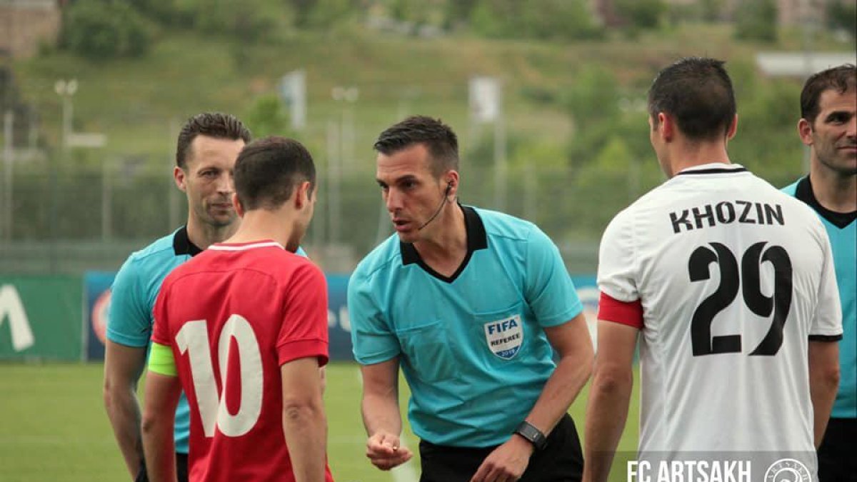 Estrada, al maig quan va dirigir partits de la Lliga d’Armènia.