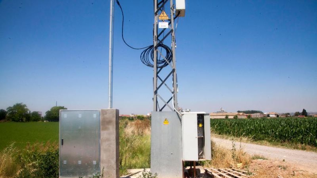 El comptador provisional de l’explotació i, a l’esquerra, el caixetí on ha d’anar el definitiu.