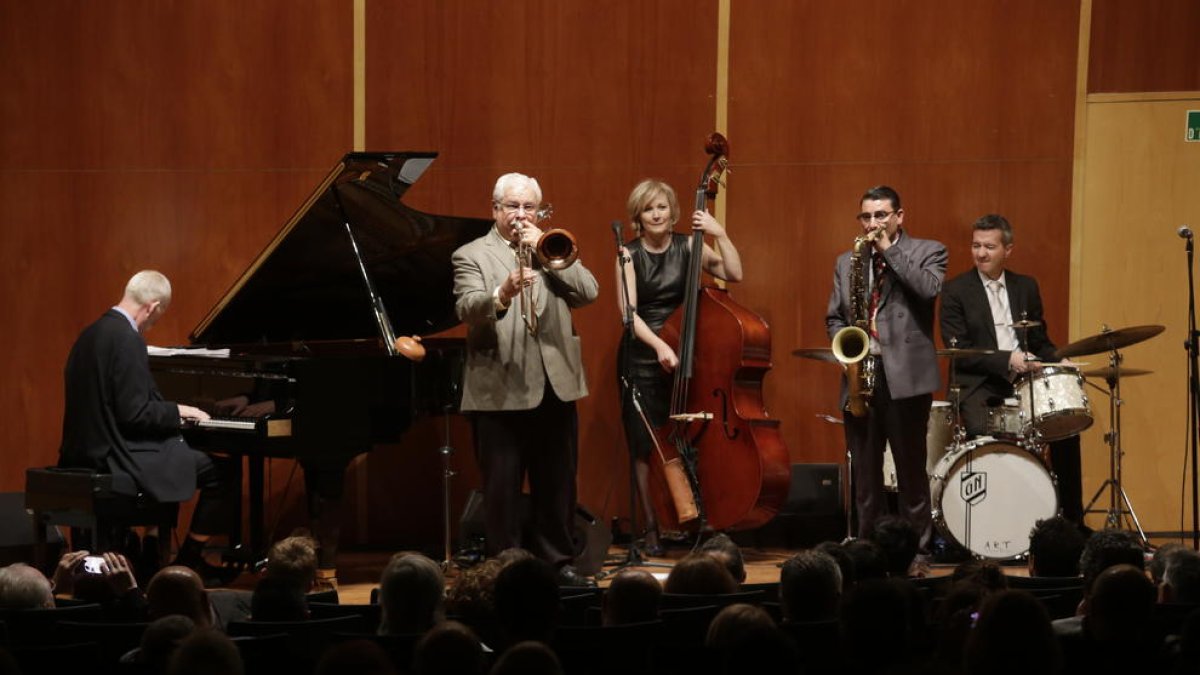 Barrett al frente de un quinteto, en la sala de actos del Rectorado.