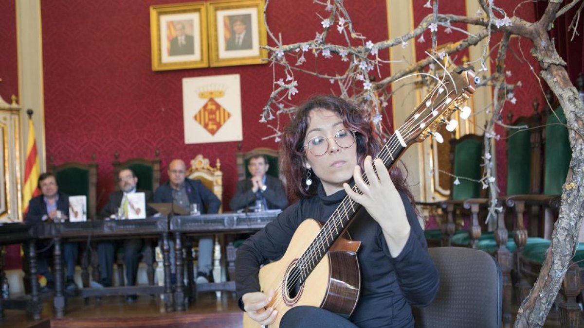 La guitarrista Maria Ribera va posar ahir la música a la presentació.