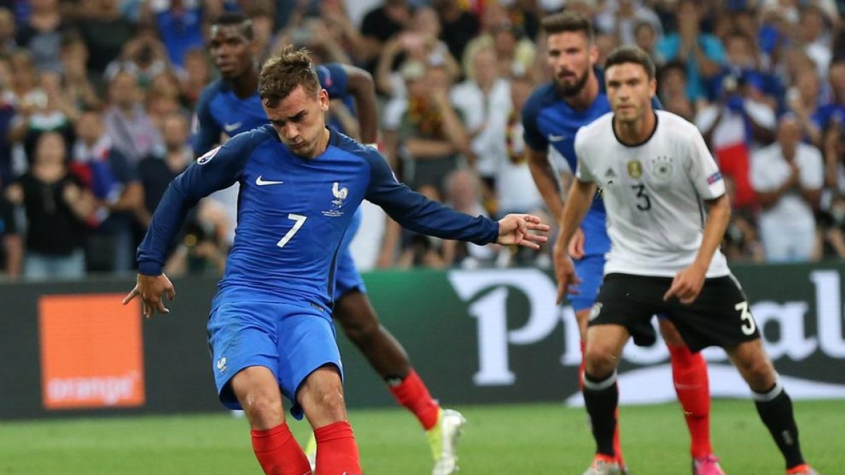 Griezmann lanza un penalti en un partido con la selección francesa.