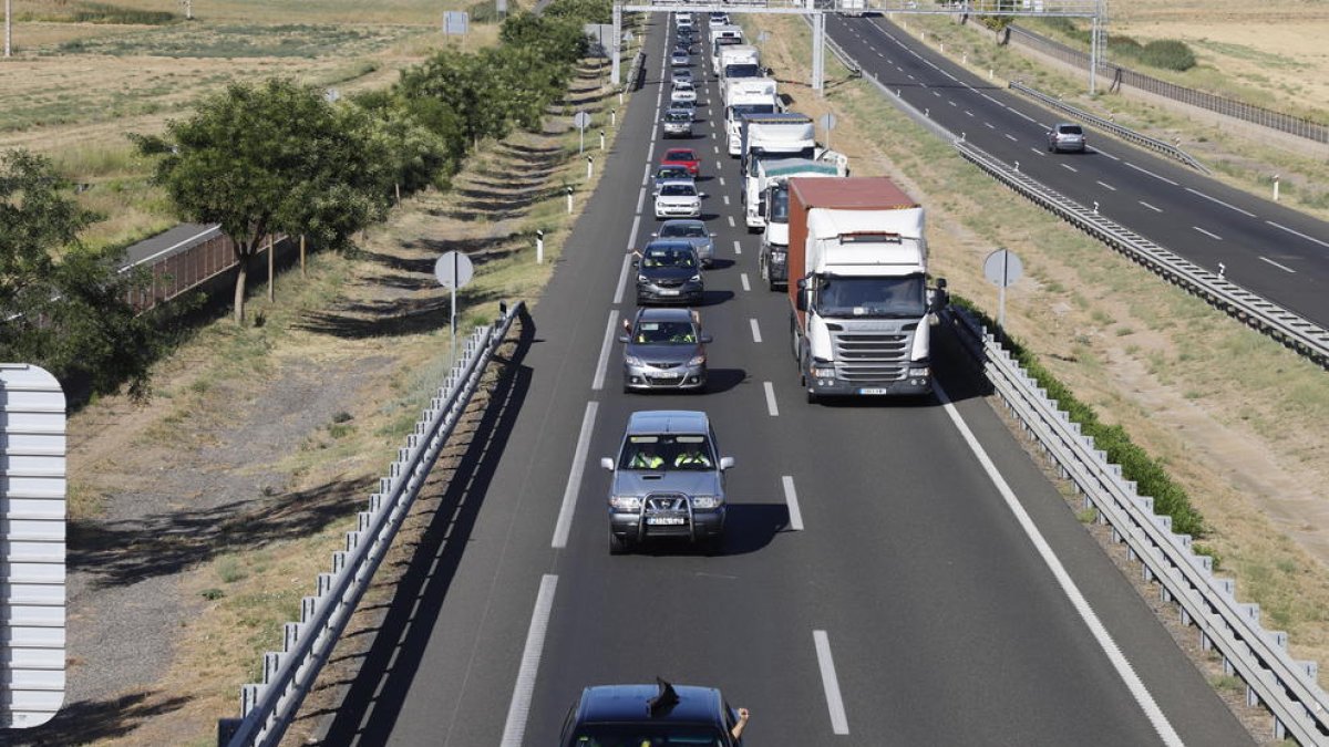 Carretera - En fila india los 40 vehículos partieron ayer desde Torrefarrera para incorporarse a la Autovía A-2 hasta llegar a la conselleria de Agricultura en Barcelona. Tardaron prácticamente 4 horas, incluyendo una parada a mitad de camino. ...
