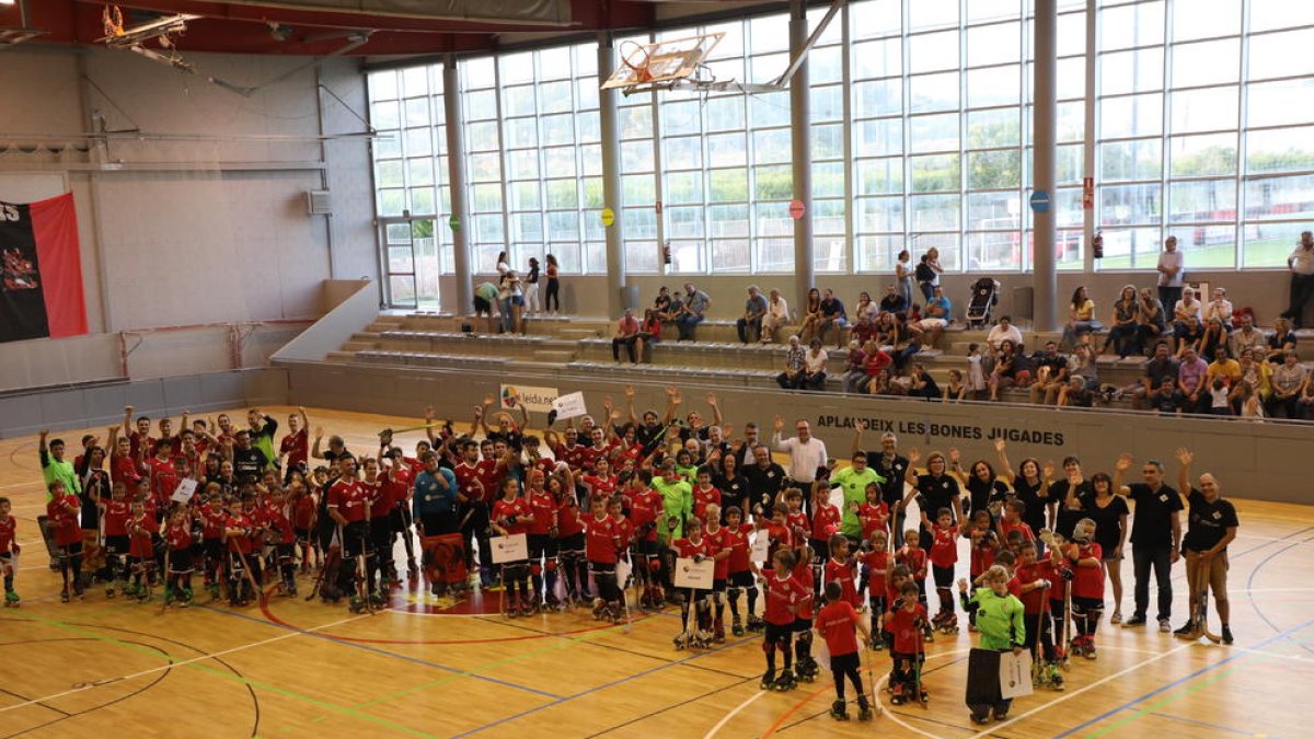 Los equipos del Alpicat posaron juntos al terminar el acto de presentación.
