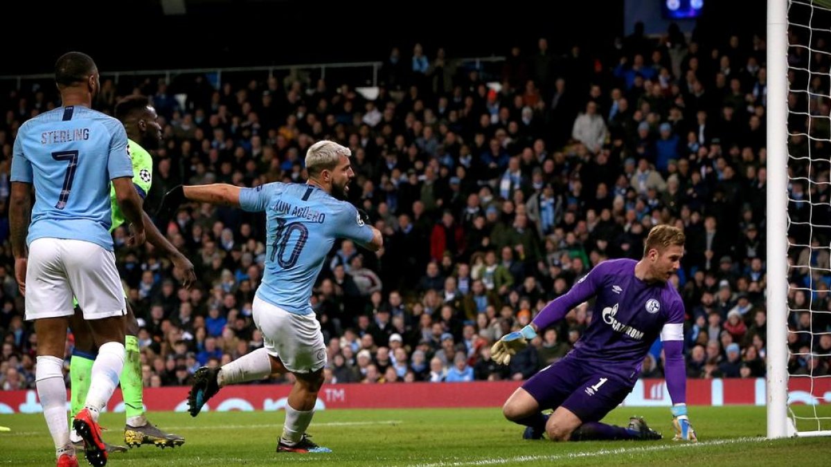 Sergio Agüero marca el segon gol davant del Schalke.