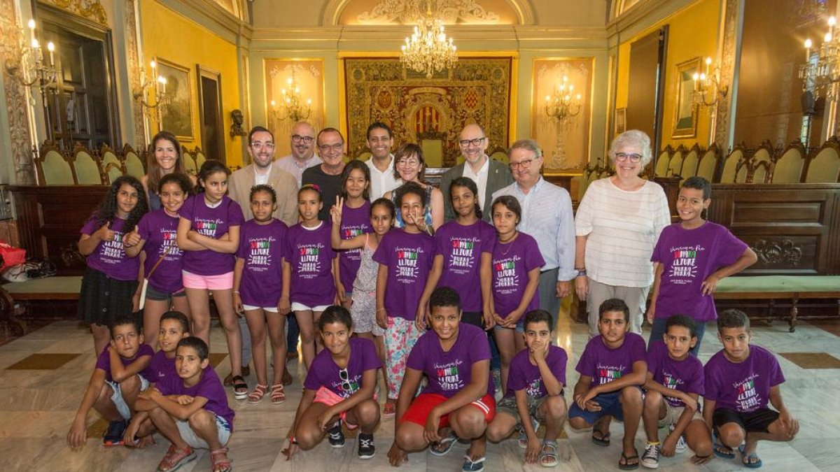 La vintena de menors van ser rebuts ahir al Saló de Sessions de la Paeria per l’alcalde Pueyo.