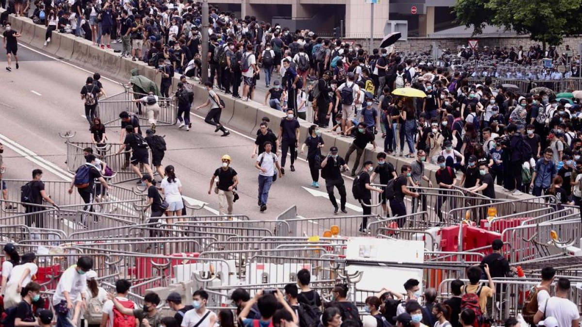 Miles de personas se congregaron cerca del Parlamento para exigir la retirada de la ley de extradición.