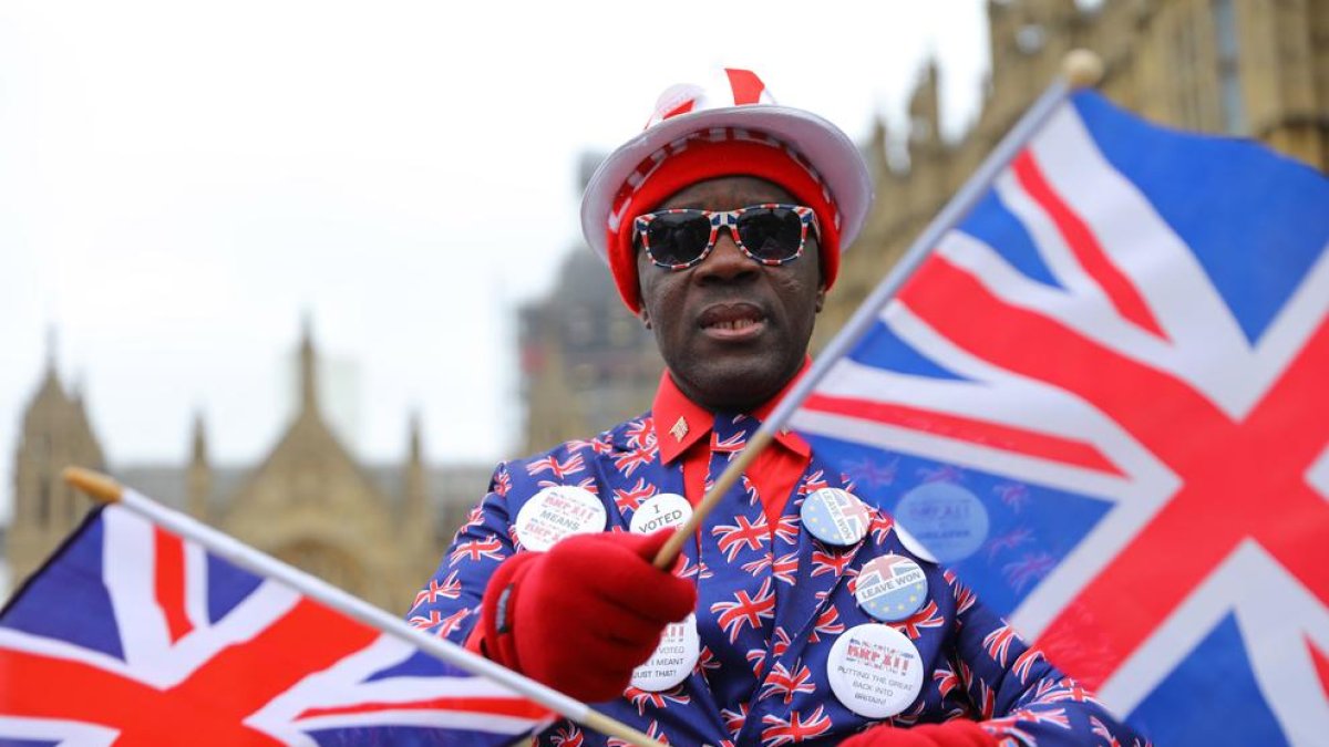 Imagen de archivo de un partidario del Brexit frente al Parlamento en Londres.