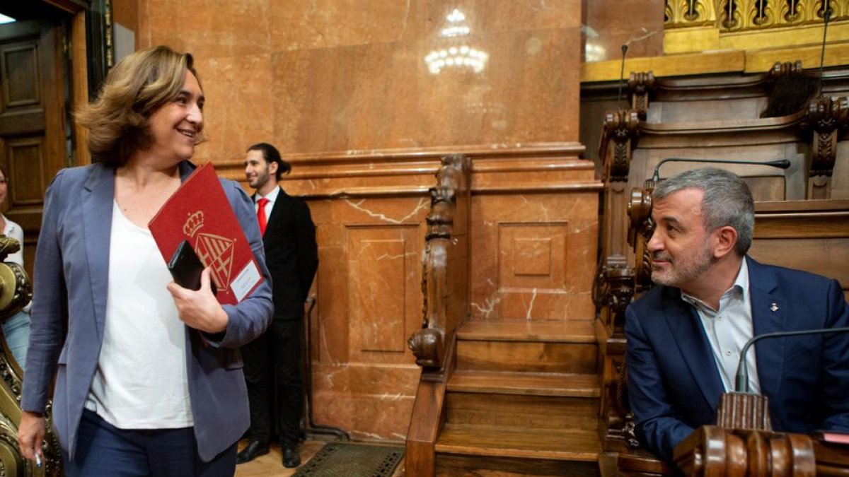 La alcaldesa en funciones, Ada Colau, y el líder del PSC en Barcelona, Jaume Collboni.