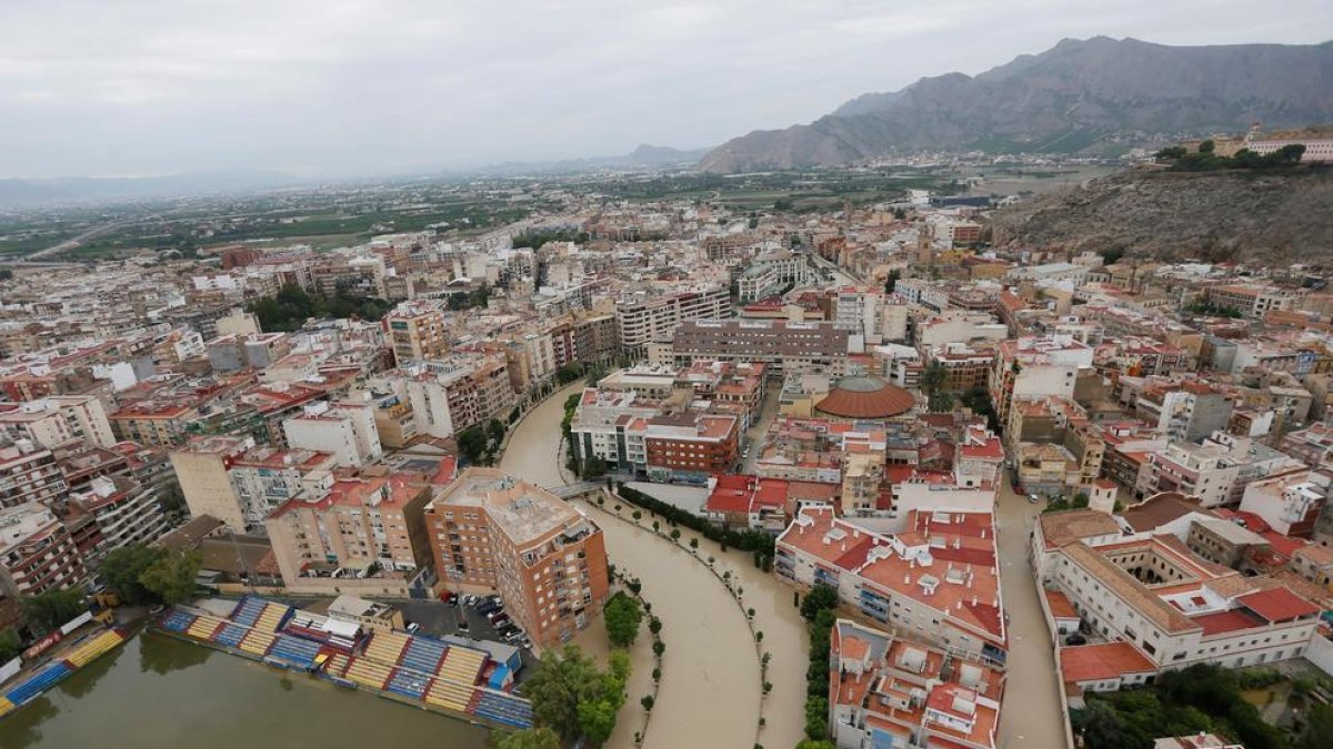 El río Segura desbordado a su paso por la ciudad alicantina de Orihuela, ayer.
