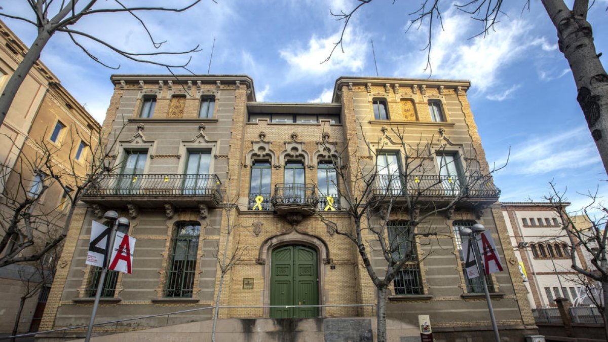 En Lleida  -  Algunos edificios de la Generalitat en Lleida todavía lucían ayer símbolos por la libertad de los líderes independentistas encarcelados como el de la delegación de Cultura, en la imagen, ubicada en la Rambla d’Aragó. Asimismo, ...