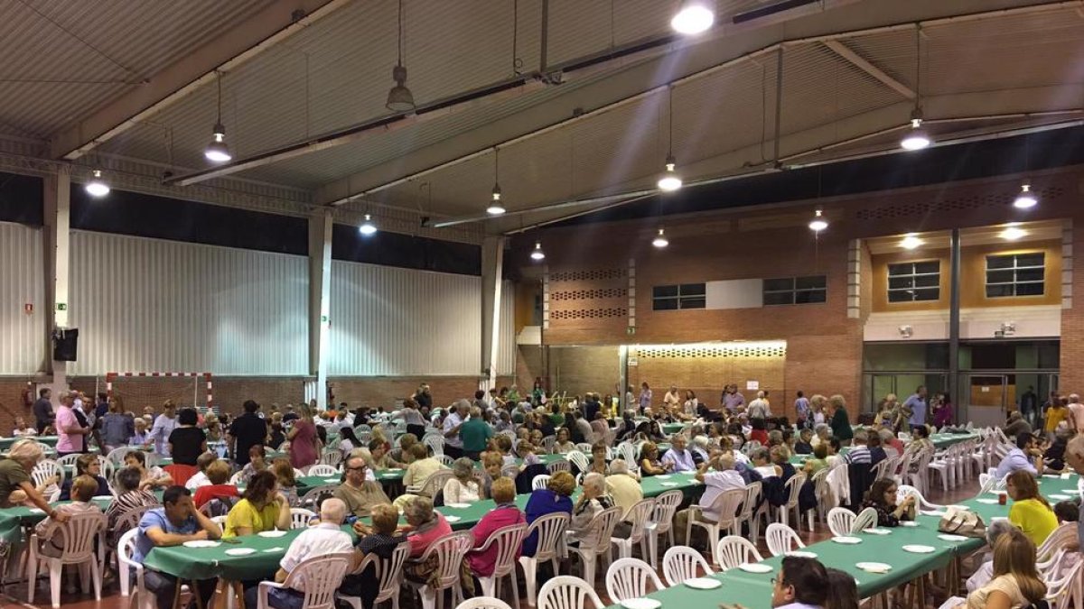 Cerca de 400 personas se reunieron ayer en la sala polivalente de Almacelles en la cena solidaria.