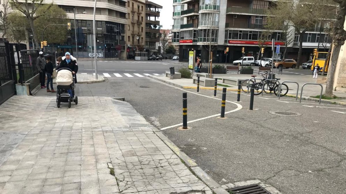 Rajoles trencades al carrer de l’Ensenyança.