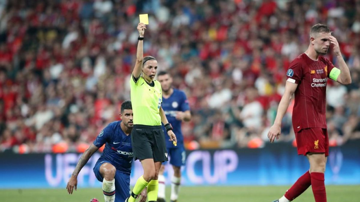 Stephanie Frappart, amonestando a Jordan Henderson, cuajó una buena actuación.