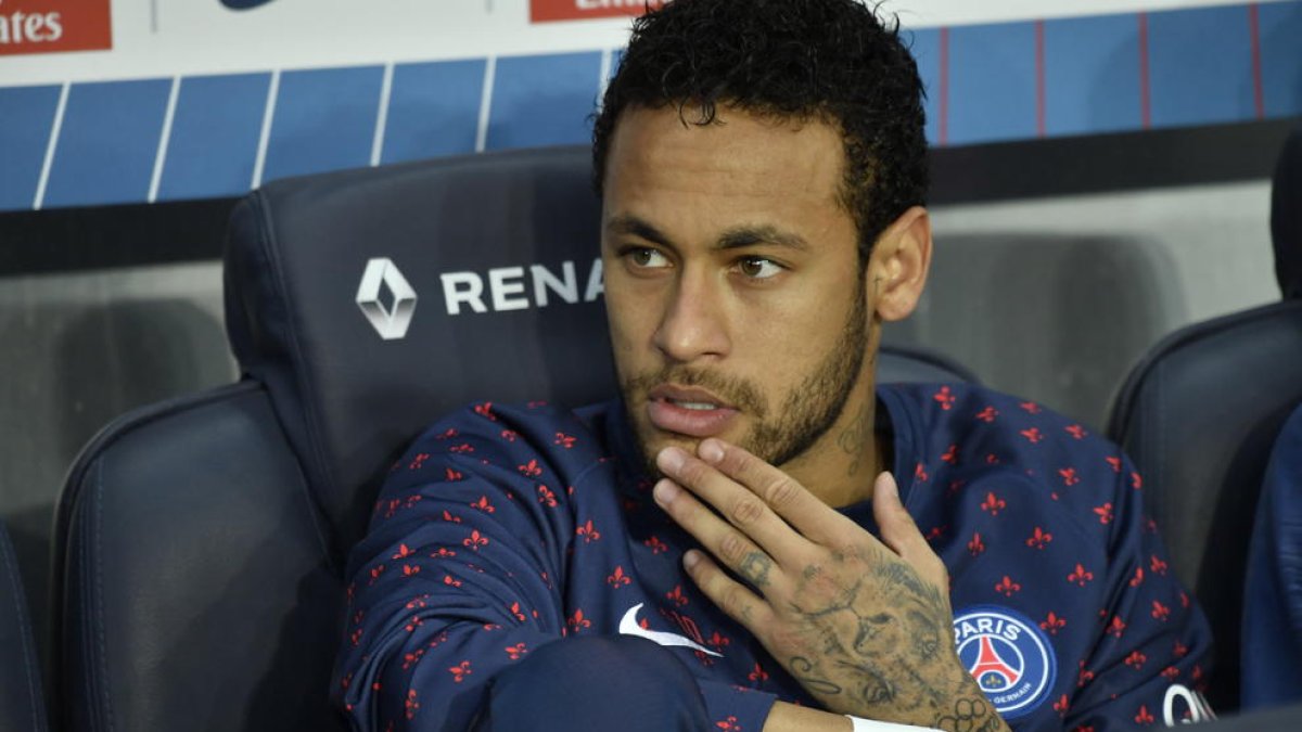 Neymar, en el banquillo de su todavía club, el PSG.