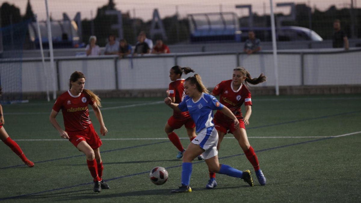 Valentina, a la izquierda, marcó el tanto del Levante de un fuerte disparo.