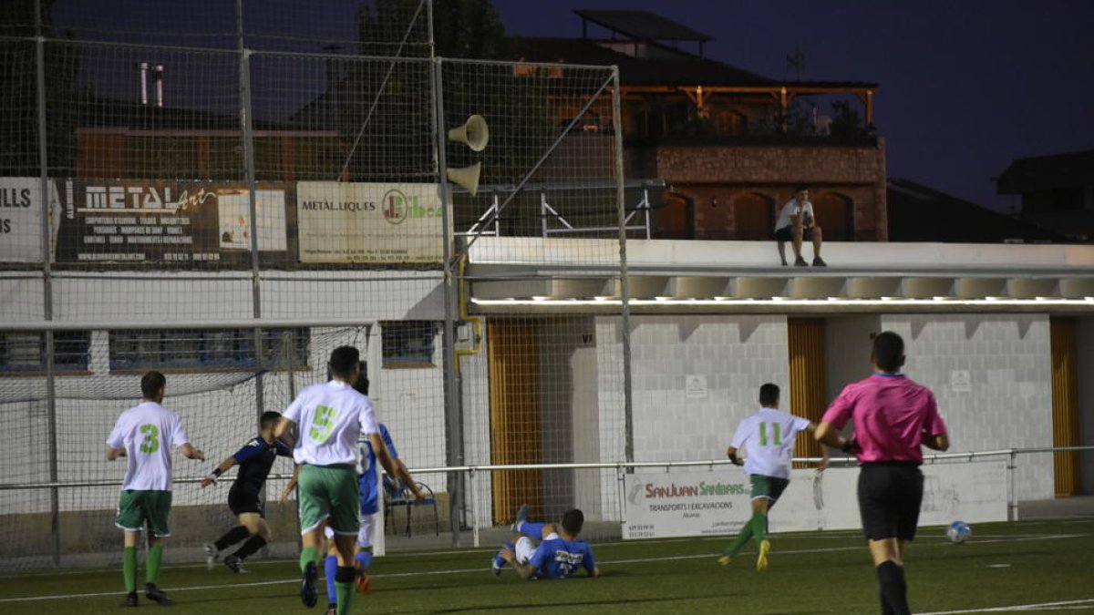 Una acción del partido de ayer entre el Alcarràs y el Balàfia.