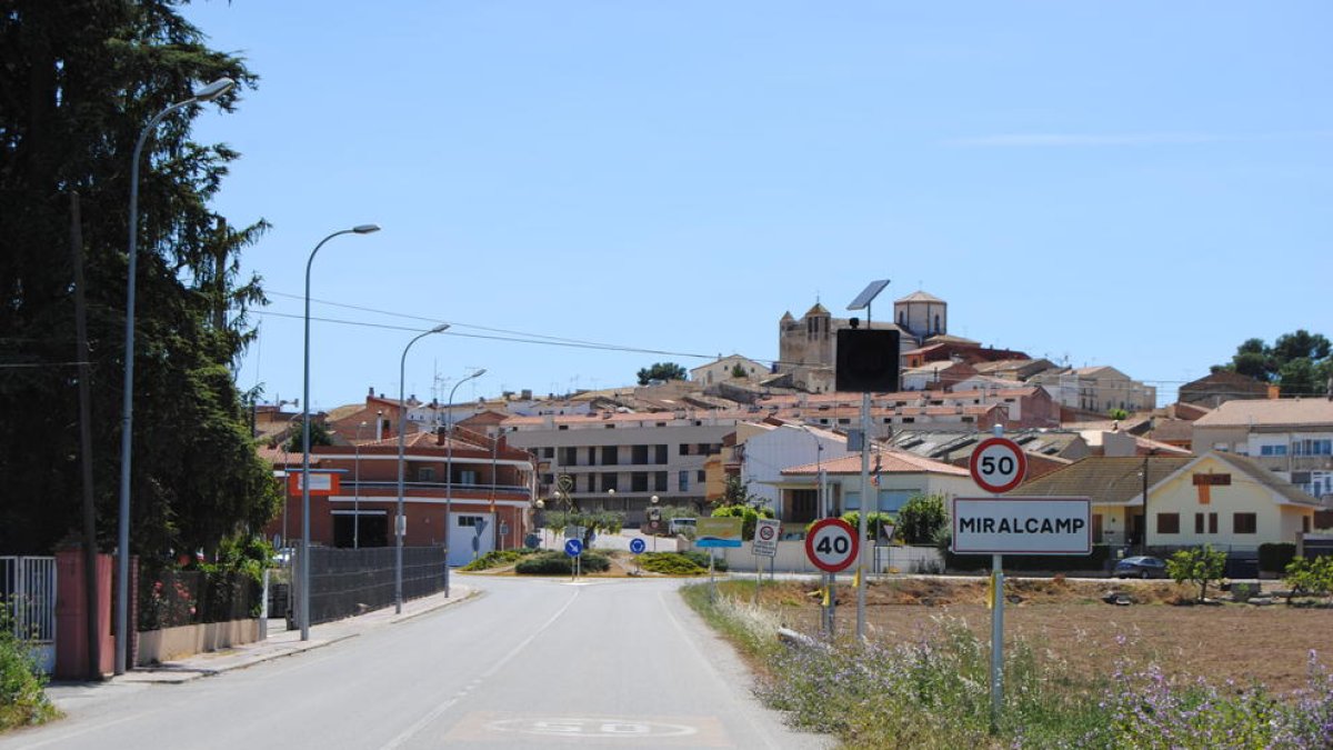 L’accés a la població de Miralcamp des de Mollerussa.