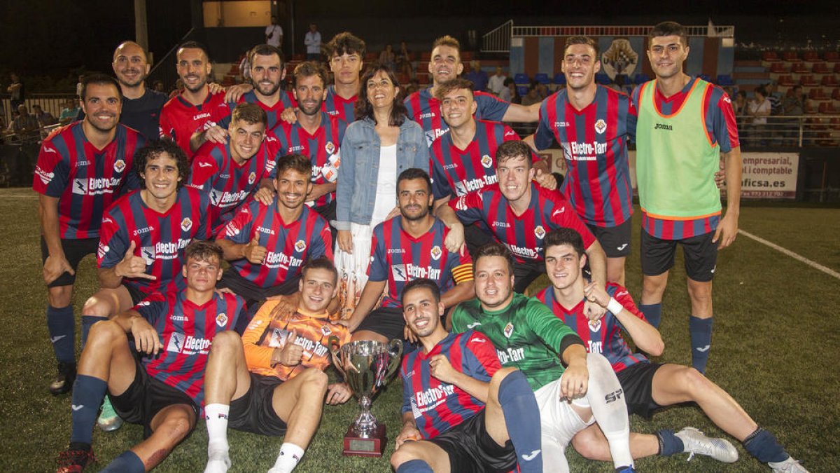 La plantilla del Tàrrega, junto con la alcaldesa, Alba Pijuan, posan con el trofeo ganado ayer.
