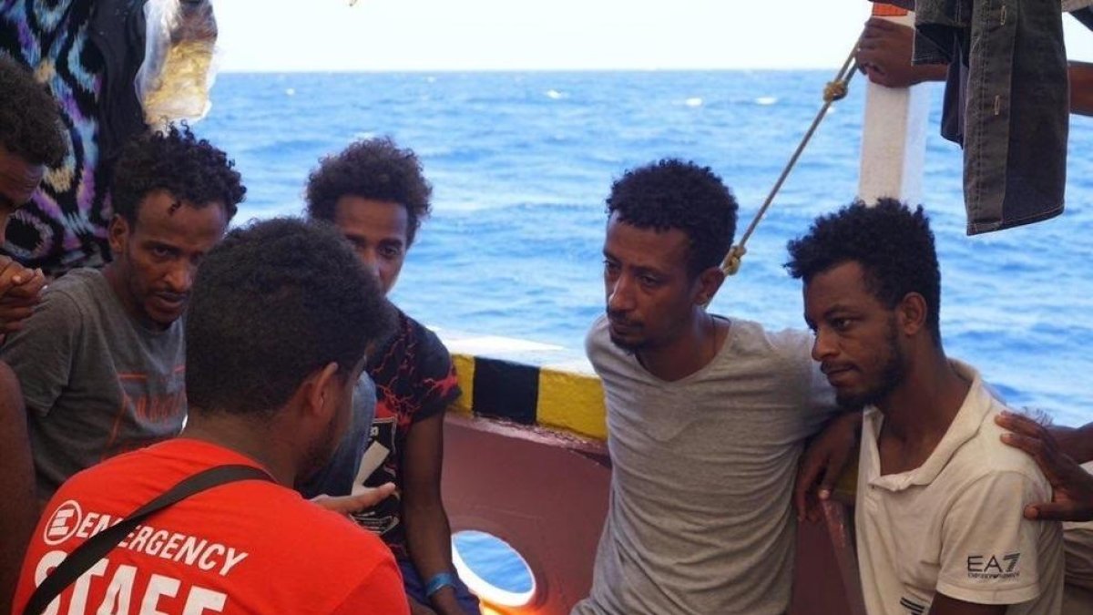 Algunos de los rescatados por el ‘Open Arms’ reciben asistencia psicológica.