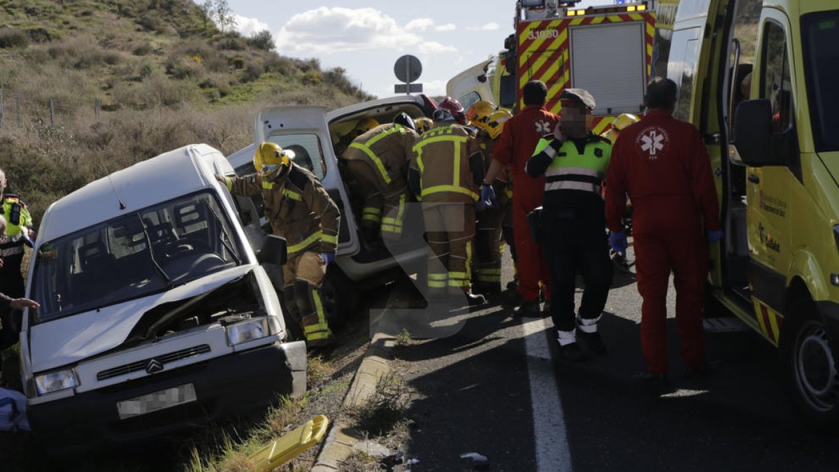 Un mort en un xoc entre dos furgonetes a Sarroca de Lleida