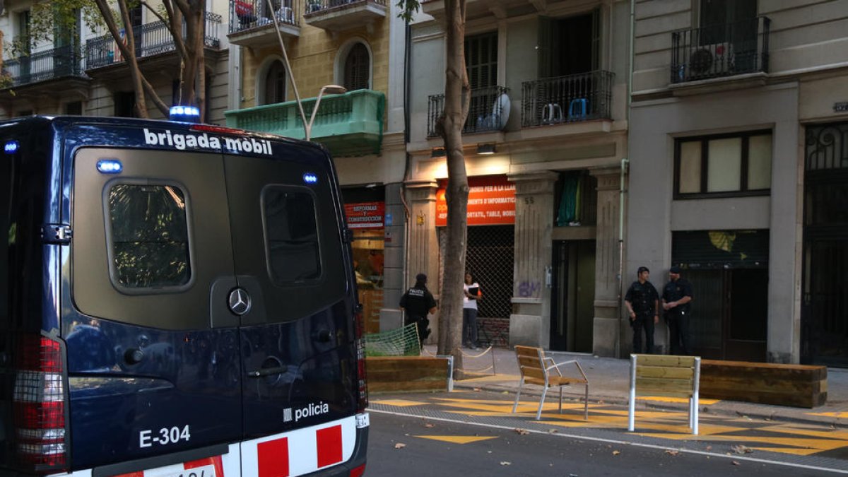 Mossos, ayer ante un edificio en la calle Comte Borrell, en una operación contra los narcopisos.
