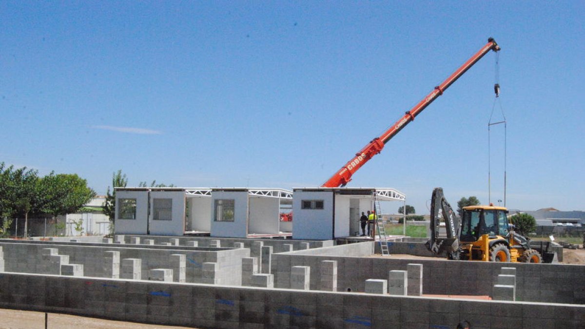 Los siete primeros módulos del nuevo instituto de Mollerussa que se instalaron ayer.