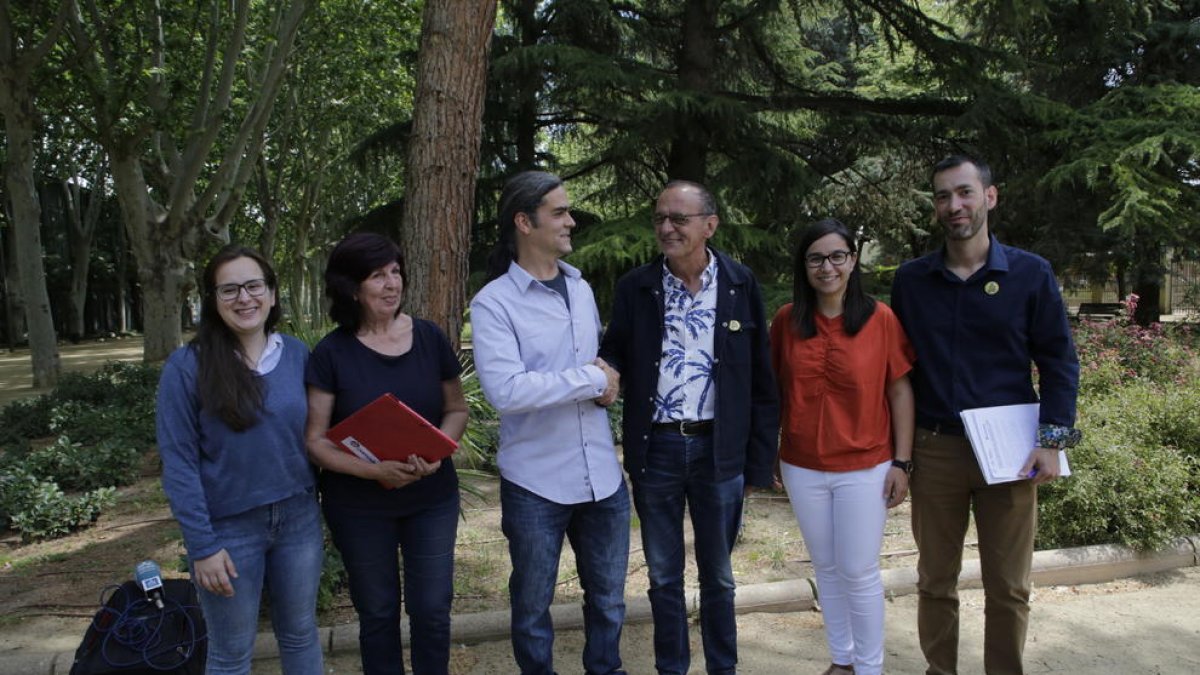 Pueyo y Talamonte se dan la mano tras firmar el pacto de investidura en los Camps Elisis.