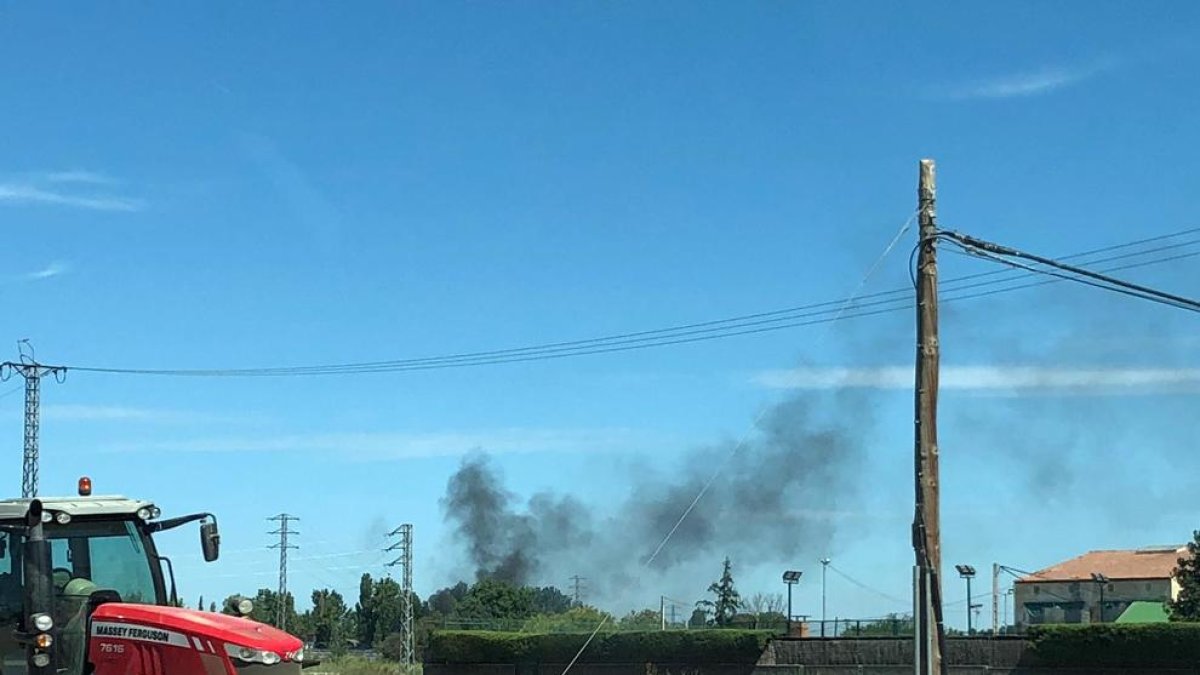 El foc va provocar una columna de fum.