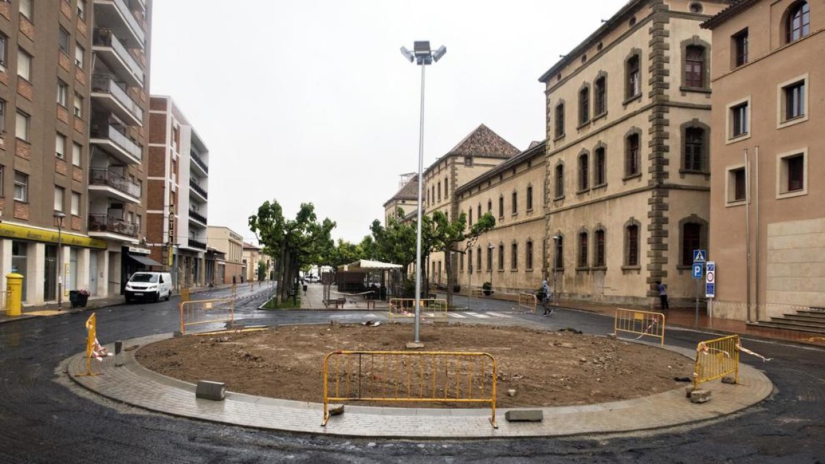 Imatge de la rotonda que es construeix davant la seu del consell de la Segarra.