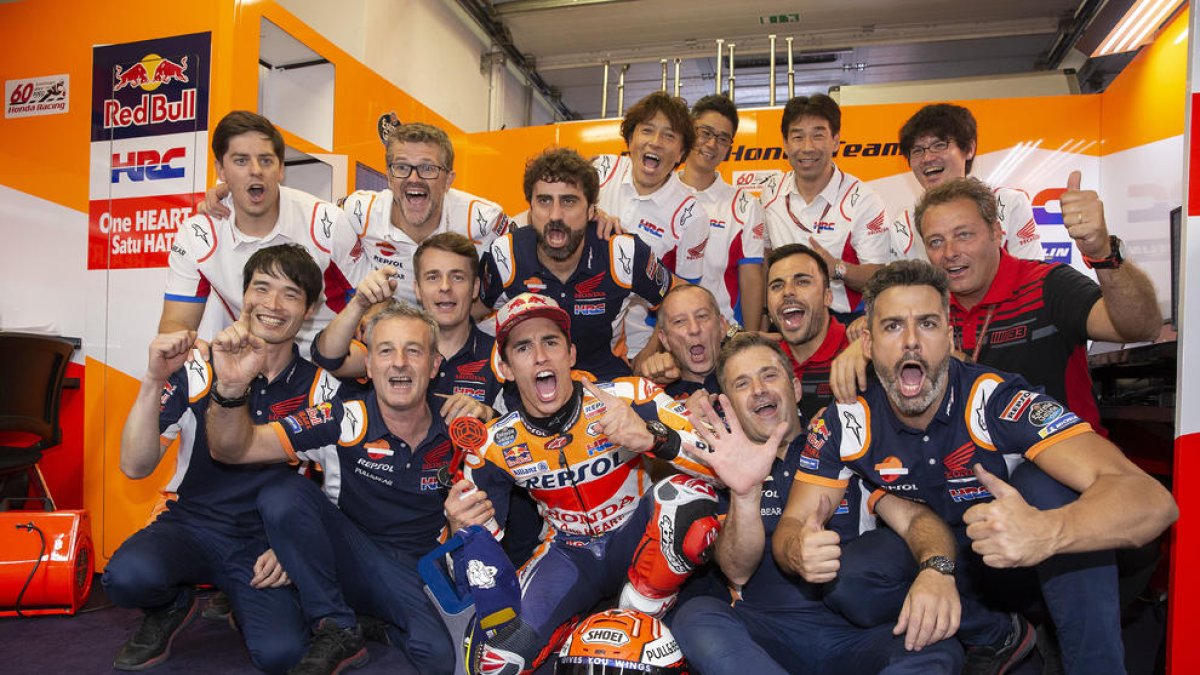 Marc Màrquez celebra amb tot l’equip una nova victòria al Mundial que l’atansa encara més al títol.