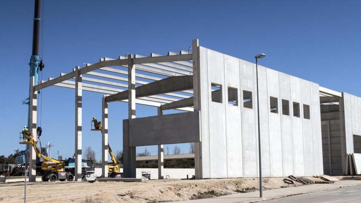 Imagen de la nave de 1.200 metros cuadrados que Grues Nogués está construyendo en Sant Guim de Freixenet.