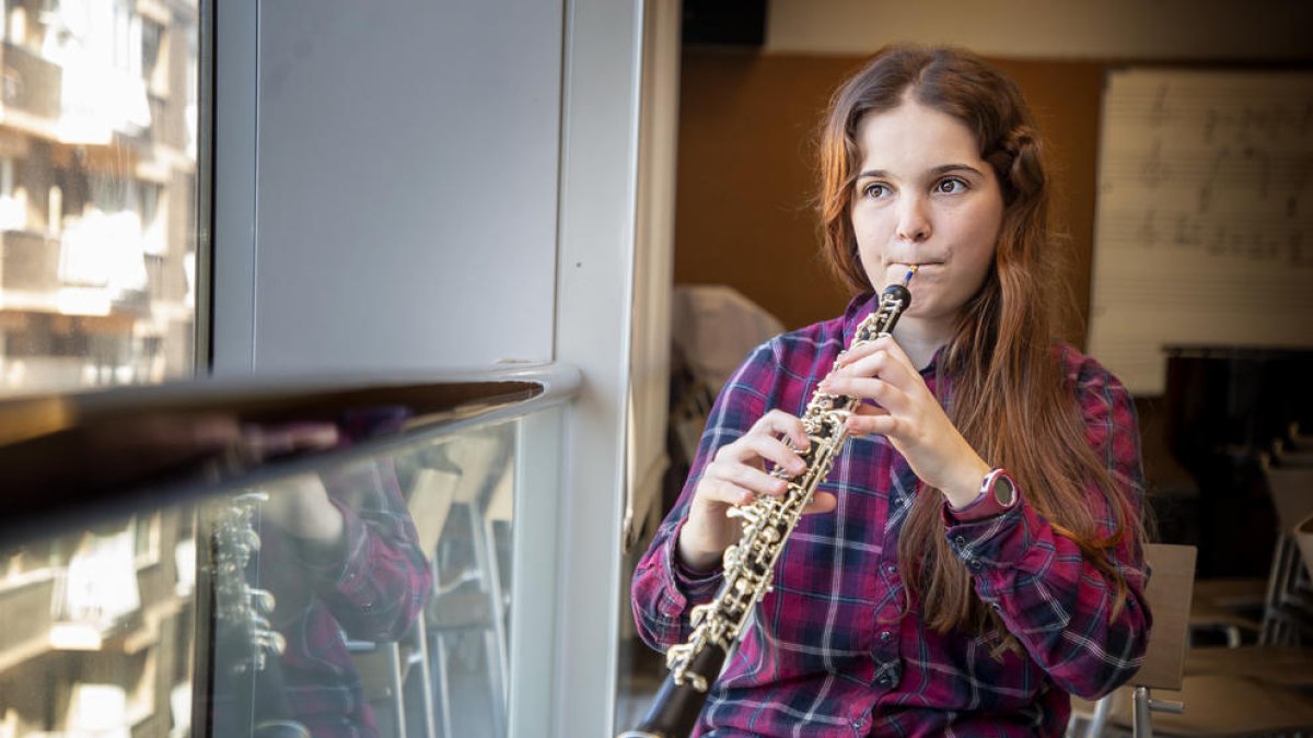 La joven leridana Andrea Cristina Budau, ayer por la tarde en una de las aulas del Conservatori de Lleida practicando con el oboe.