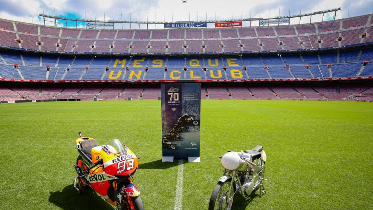 La moto de Marc Màrquez se exhibió en el césped del Camp Nou.