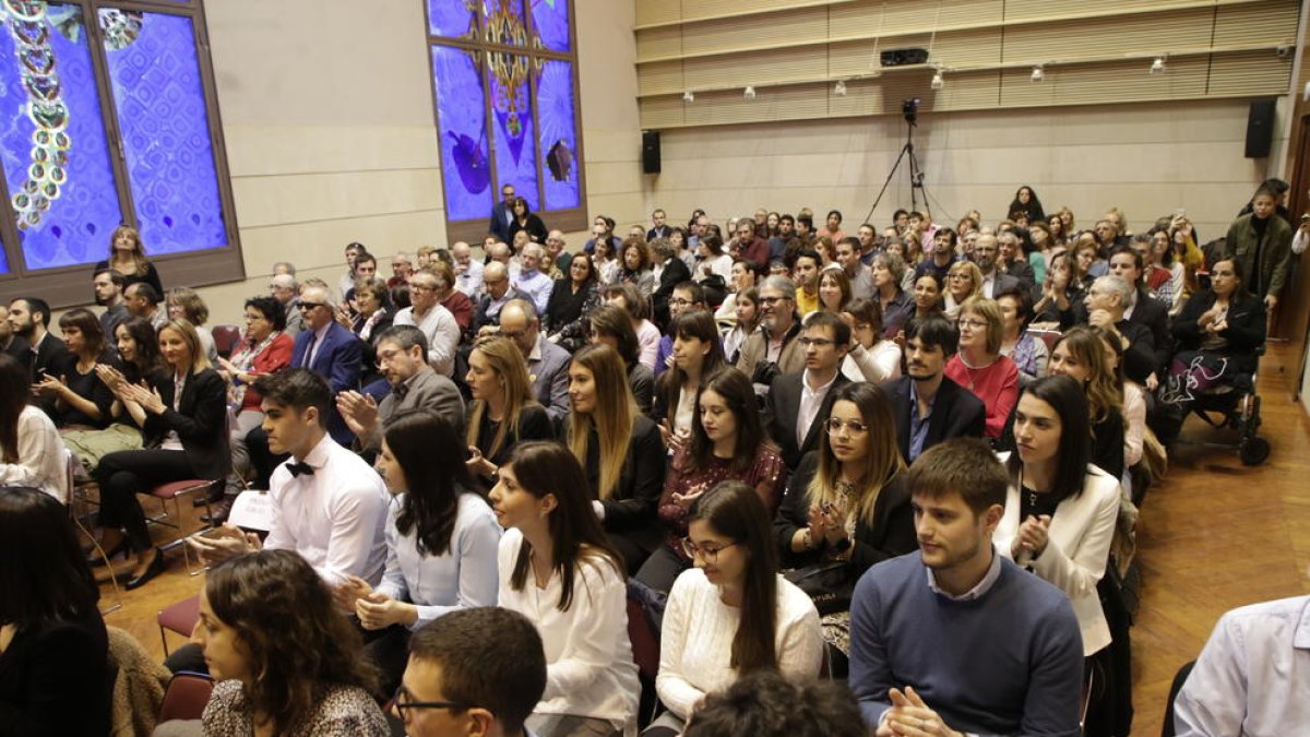 Premio a los mejores titulados -  La UdL entregó ayer 57 diplomas de los premios extraordinarios de final de grados y másteres correspondientes al curso 2016-2017. Fueron premiadas 36 mujeres y 21 hombres y el acto se celebró en el Rectorado.