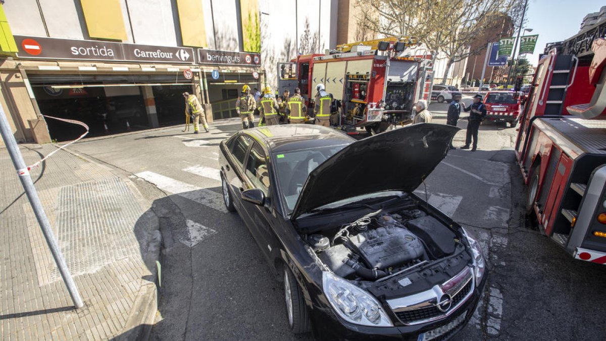 Los Bomberos cerraron el párking durante media hora.
