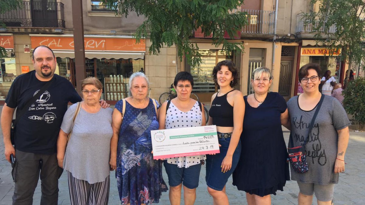 Esther Pallarés (segunda por la derecha) junto a otras voluntarias de la asociación con el cheque que han donado a Sant Joan de Déu.