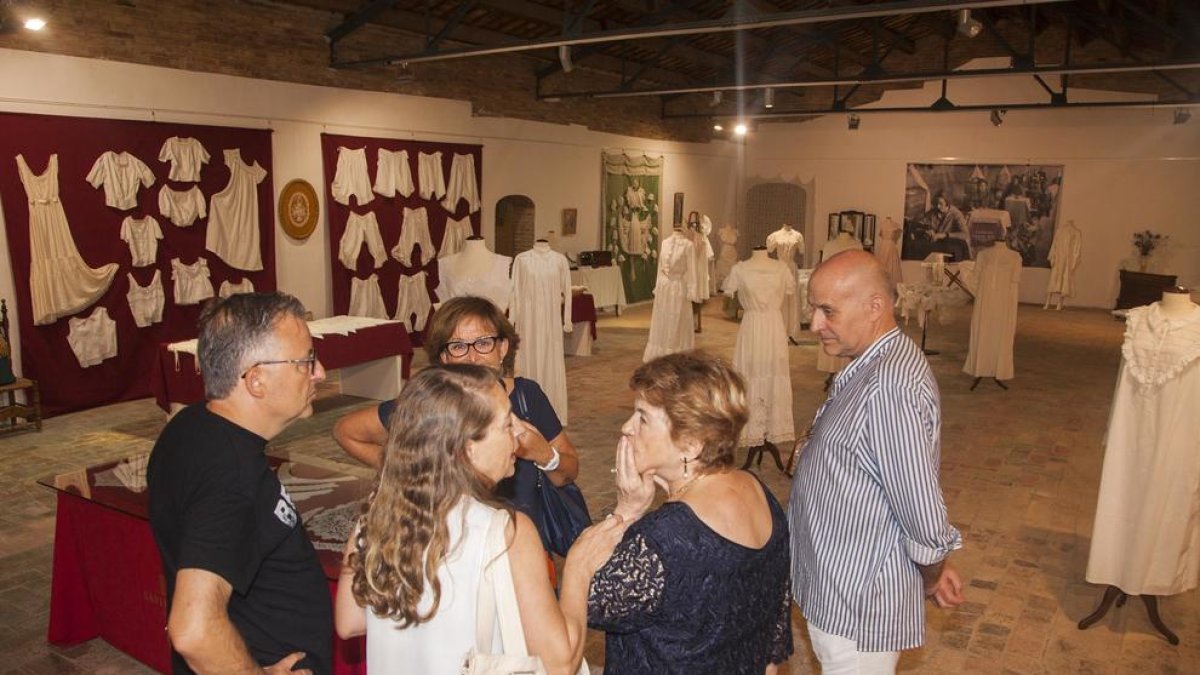 Lectura poética con lencería antigua en el Castell del Remei