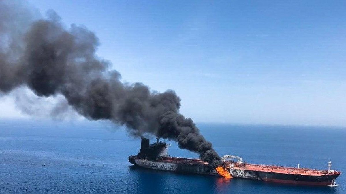 Imagen que muestra el presunto buque petrolero noruego Front Altair en llamas.