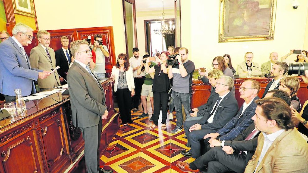 Joan Talarn prometió el cargo de presidente de la Diputación mirando hacia el público que asistió al pleno.