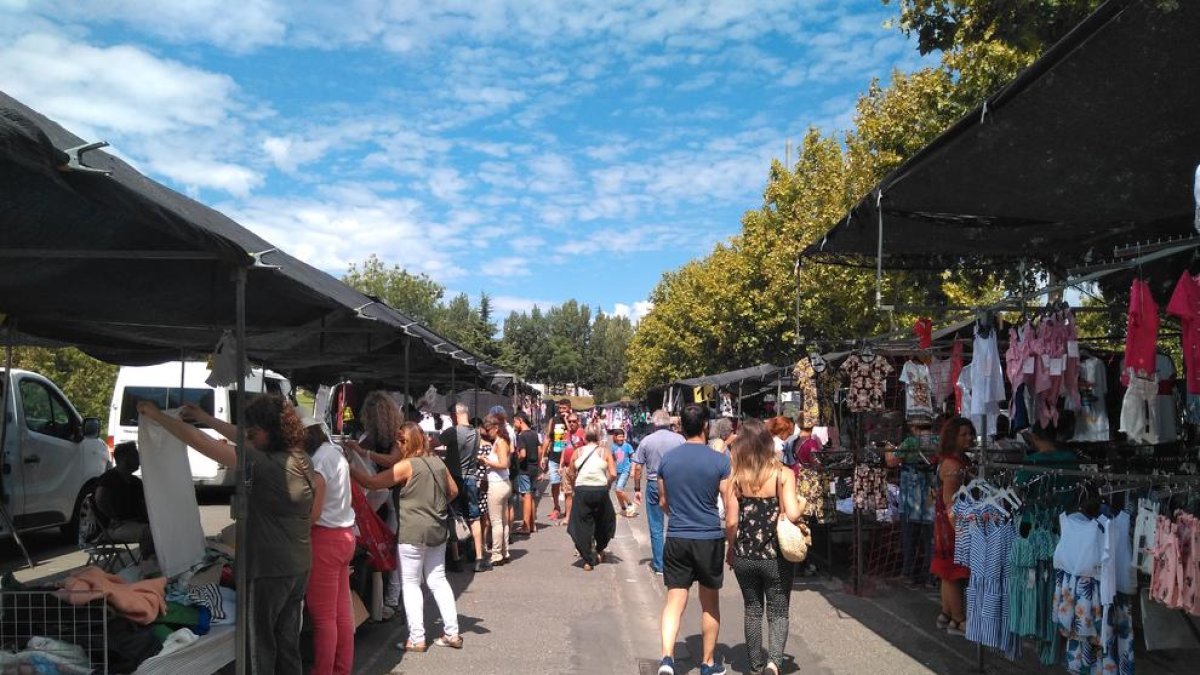 Aspecto de mercadillo de Camp d’Esports, ayer poco después de las doce del mediodía