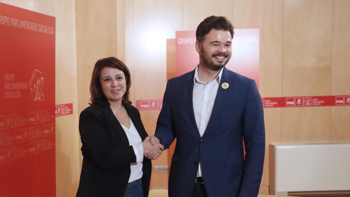 El portavoz de ERC, Gabriel Rufián, junto a Adriana Lastra, vicesecretaria general del PSOE.