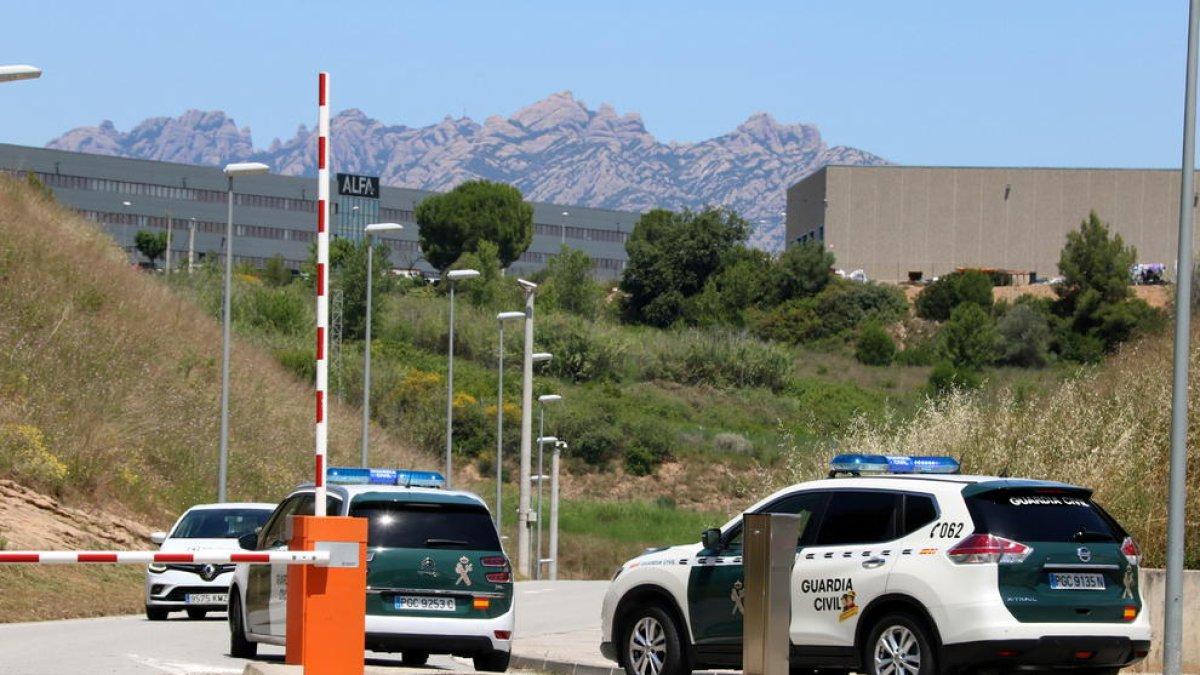El operativo de traslado de Joaquim Forn ayer estuvo compuesto por estos dos coches de la Benemérita.