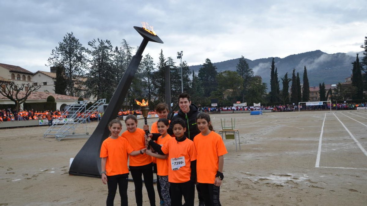 El piloto de trial Arnau Farré encendió el pebetero el año pasado.