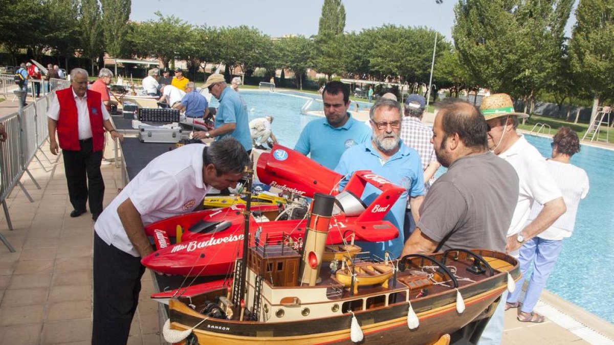 Más de 70 réplicas de barcos a escala se dieron cita ayer en las piscinas municipales de Tàrrega.
