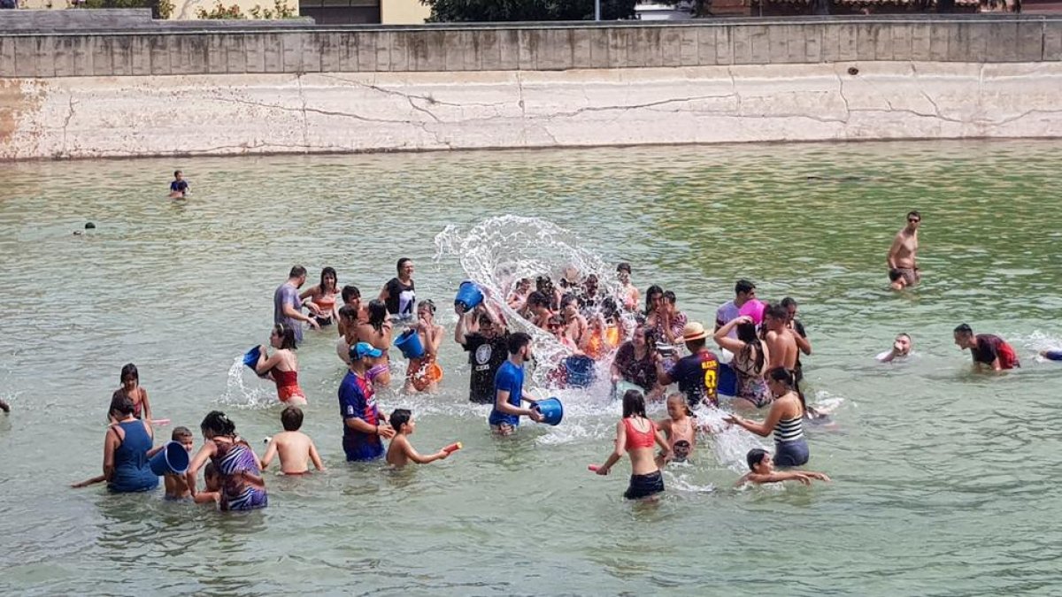 Petits i grans s’ho van passar pipa durant la guerra d’aigua, que va culminar a la bassa.