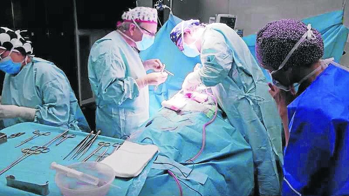 Cayetana Guillén Cuervo, dreta, observa els cirurgians de l’Organització Nacional de Trasplantaments.