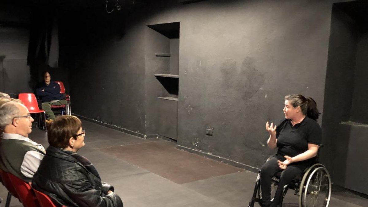 Dansa en cadira de rodes, ahir amb la María José Moya, que il·lustra la portada de l’últim número de ‘Plec’.