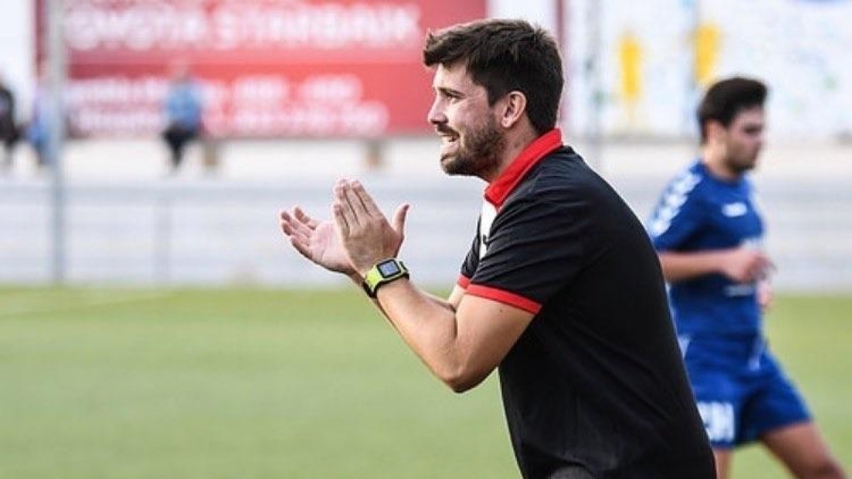 Pablo Petreñas, dirigiendo desde el banquillo durante un partido.
