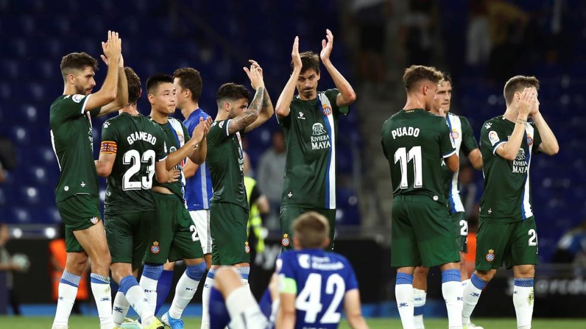 Los jugadores del RCD Espanyol celebran la victoria que les clasifica para la cuarta ronda.