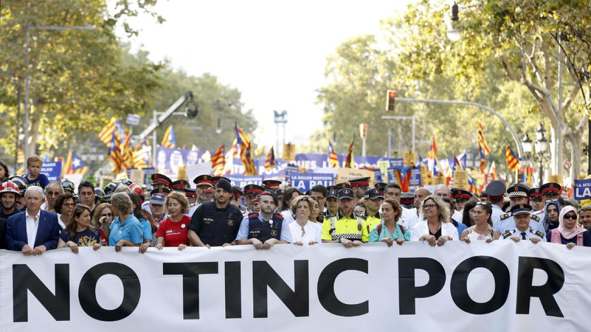 Capçalera de la multitudinària manifestació després de l’atemptat.